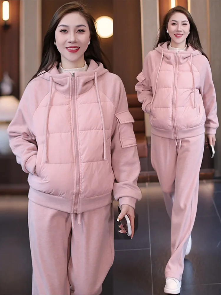 

Модный повседневный комплект из худи и брюк: теплый утепленный зимний костюм-двойка для женщин, хлопковая куртка на молнии с нашивками