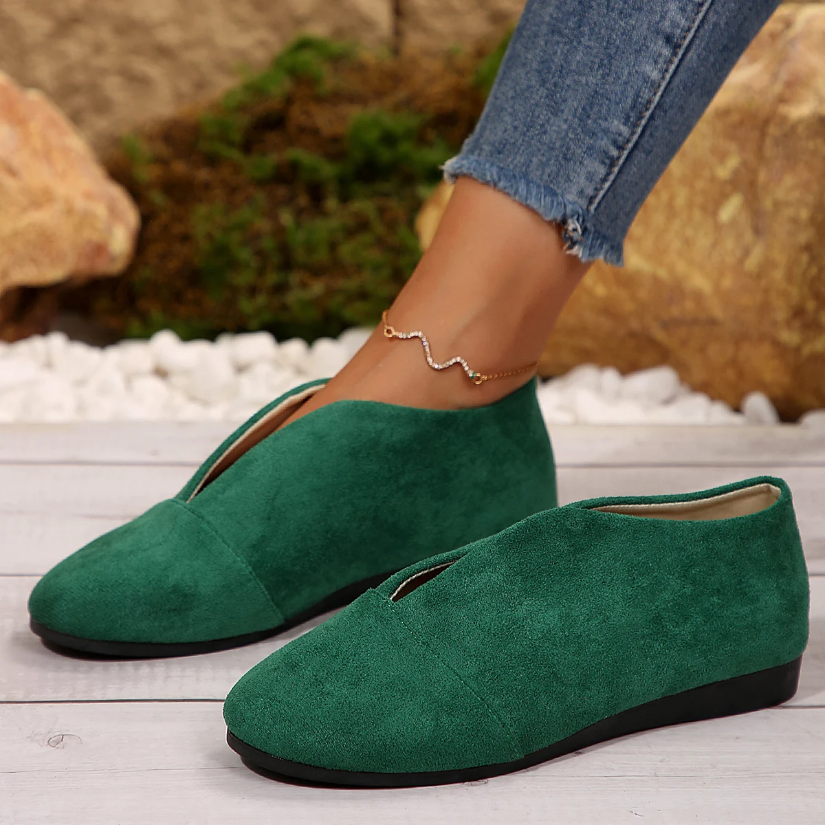 Plus-Size-Damen-Slipper aus Wildleder, V-Ausschnitt, runde Zehen, weich und bequem, lässig, für den täglichen Gebrauch, zum Spazierengehen, in verschiedenen Farben erhältlich. – Detail 4