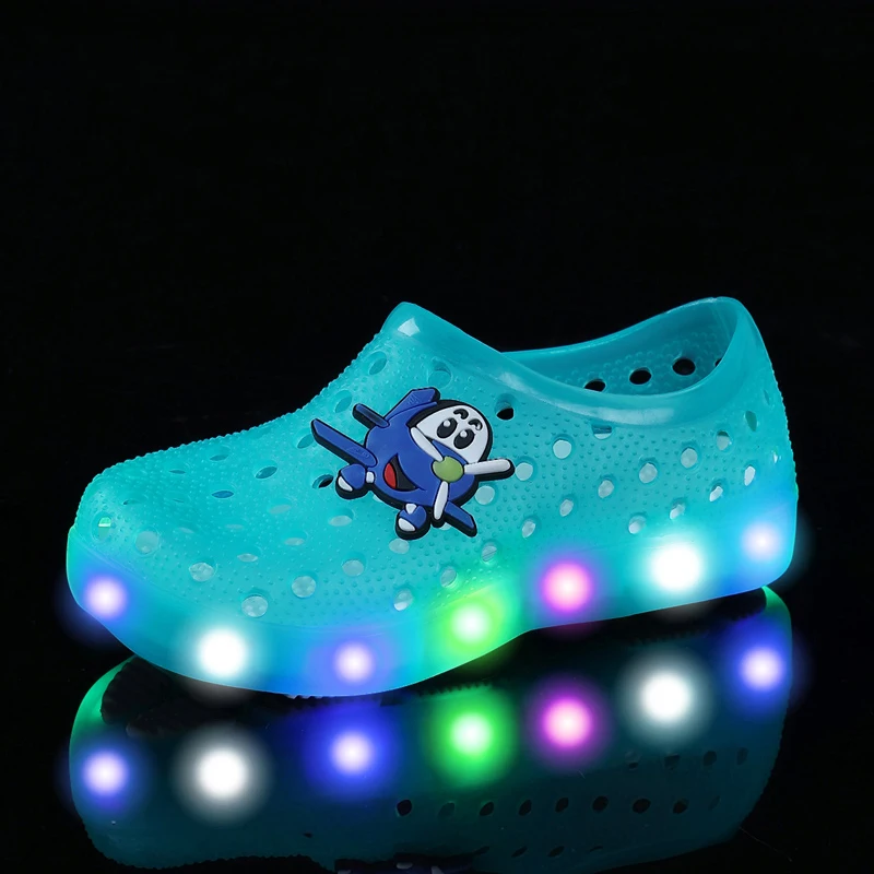 Sandalias deportivas de playa para niños y niñas, zapatos con luz LED con agujeros, zapatillas de moda, 16 colores, nuevo estilo