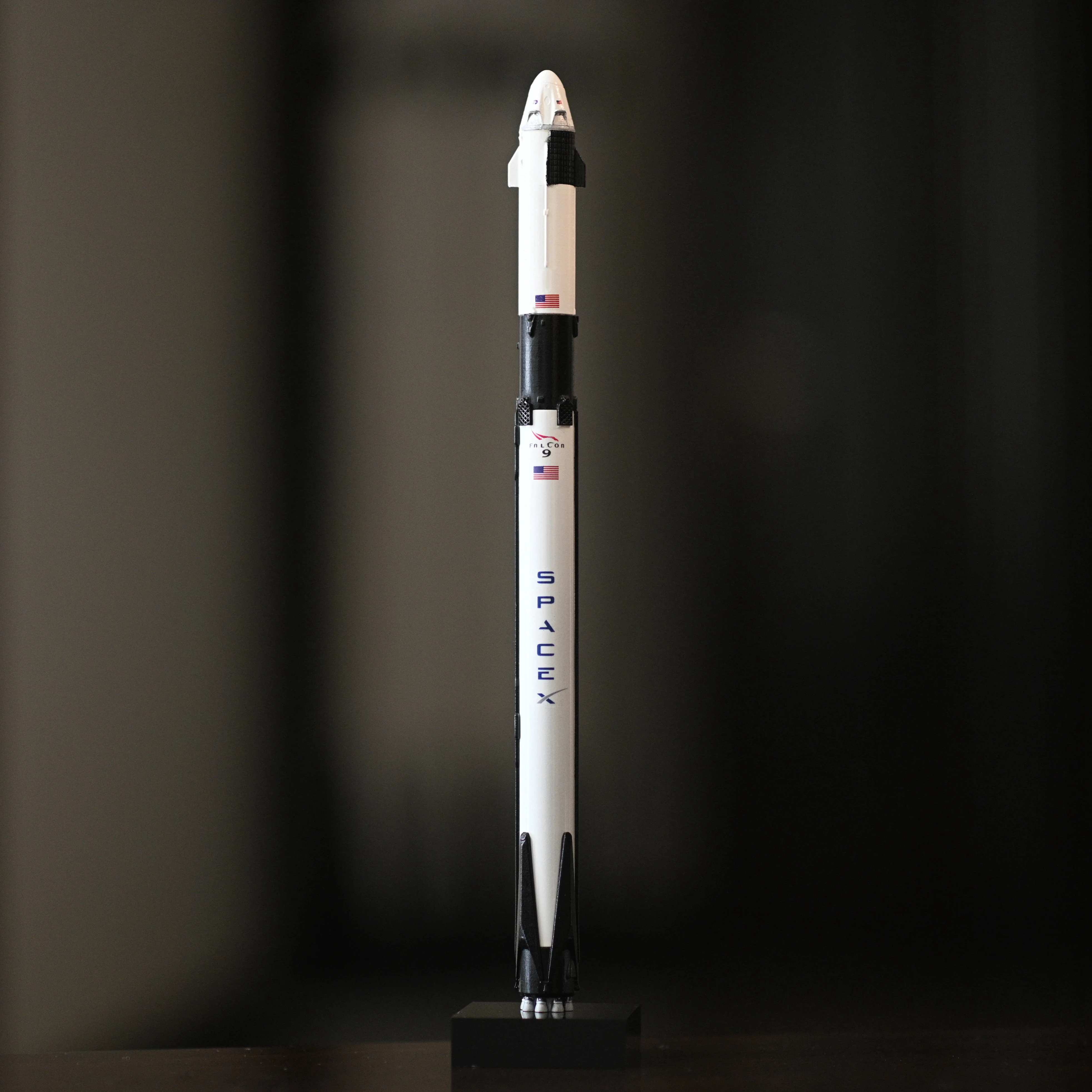 SpaceX Model Rocket Falcon 9 Crew Dragon Model Spacecraft Toy Desktop Office Decoration