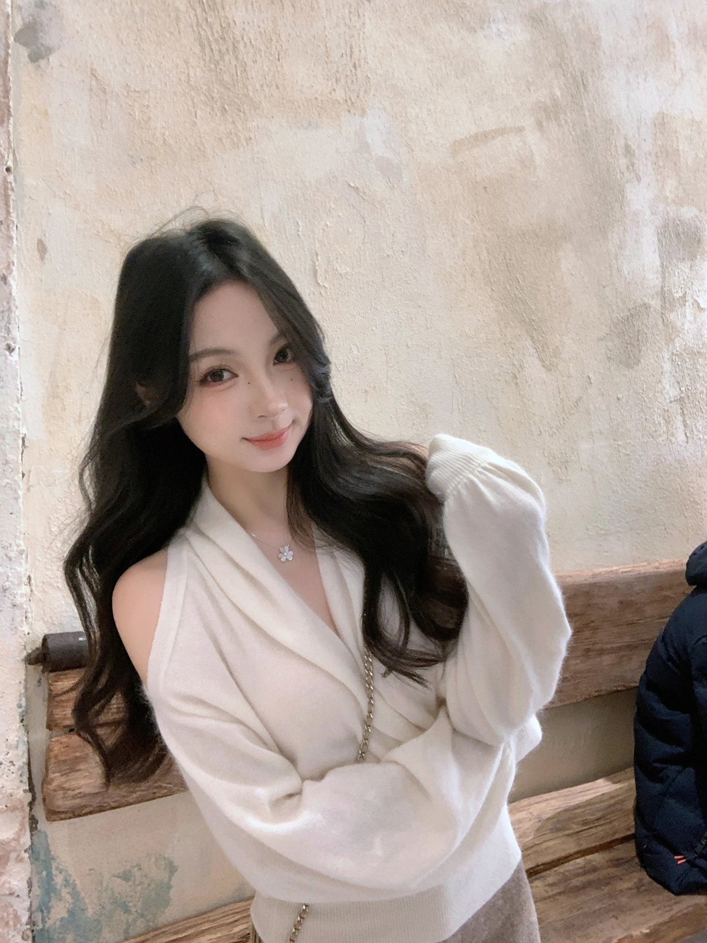 

White Bearskin Mixed V-Ne oulder-Bared Sweater Women's Early Spring New Sle Pure Desire Wind Regular Fit Long Sve Top