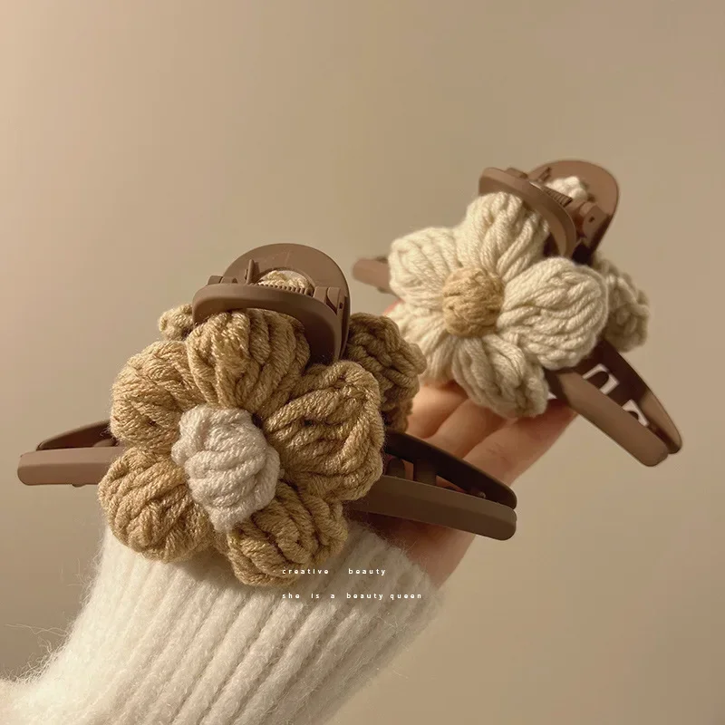 Knitted Floral Hair Claw Clip French Plush Wool Large Hair Clip Autumn Winter Barrettes Acrylic Headdress Hair Accessories Women