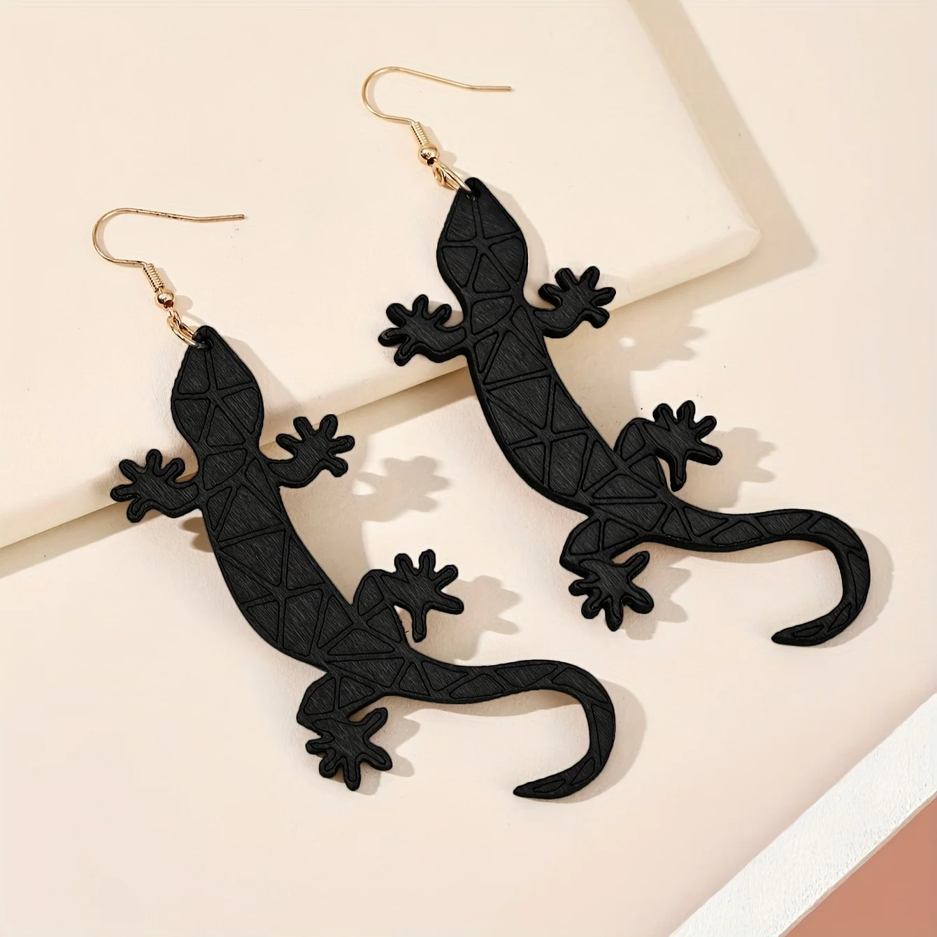 1 par de pendientes de gecko de madera bohemia: tachuelas de hierro y madera reciclada hechas a mano, joyería animal única para fiestas, regalos, casual