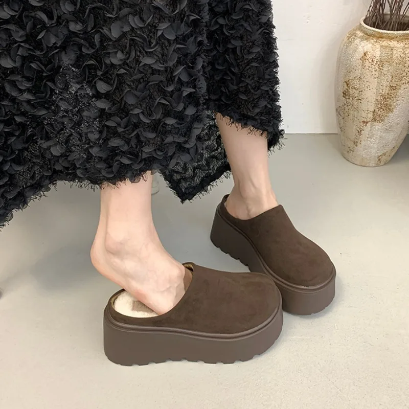 امرأة 2025 الساخن بيع النعال العصرية خمر المرأة متجمد النعال الناعمة سميكة وحيد الارتفاع النعال المخملية