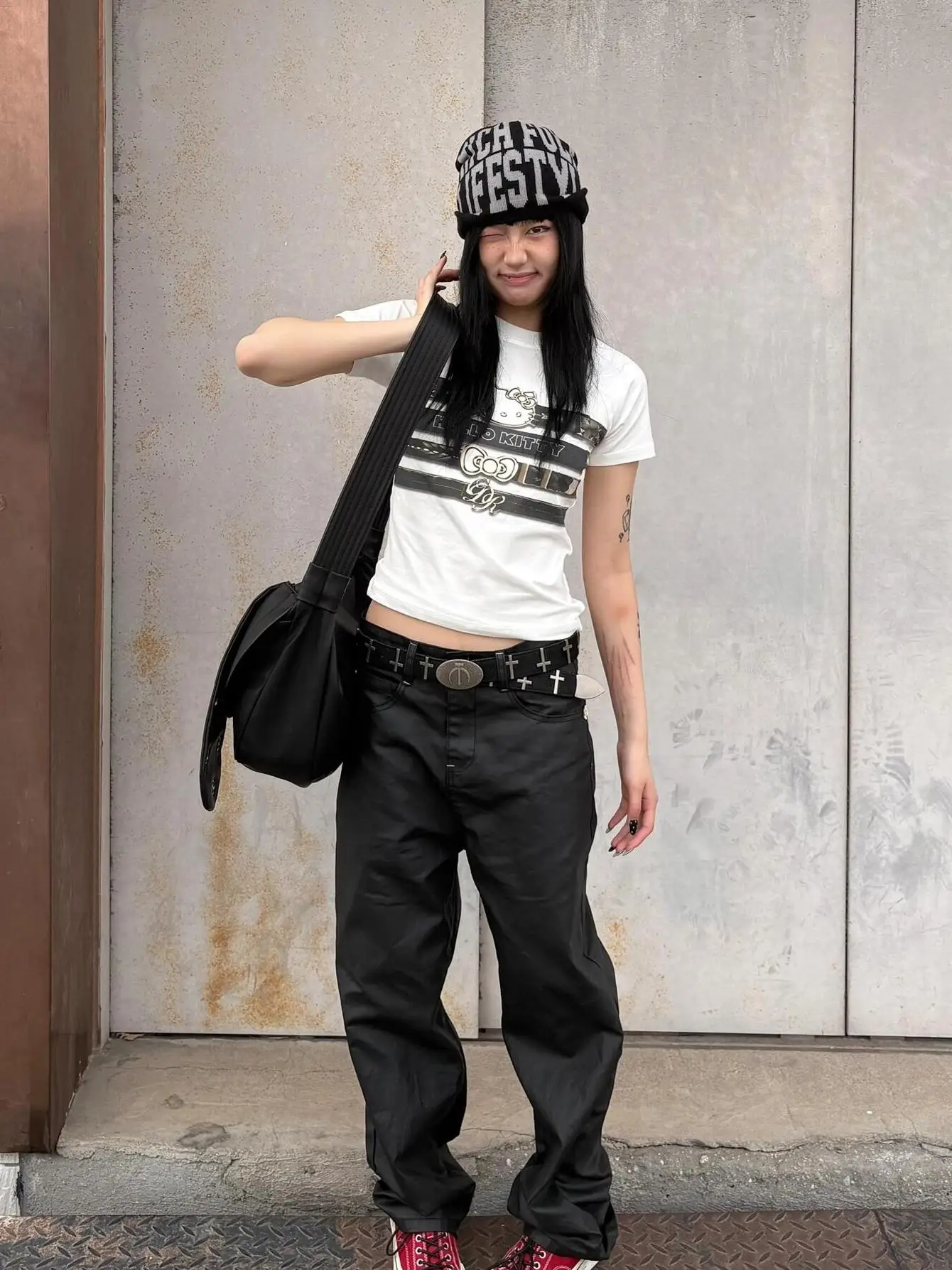 Camiseta Blanca Ajustada o Holgada con Cinturón Metálico, Diseño Estampado Azul, Estilo Americano, Top de Algodón para Mujer, Tendencia Y2K