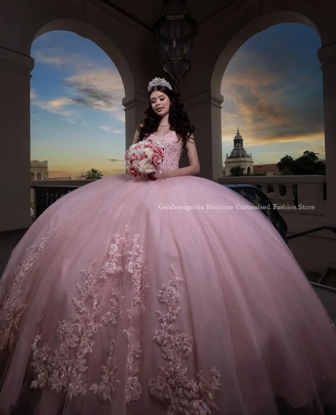 Vestido de quinceañera de lujo de princesa rosa, vestido de quinceañera con hombros descubiertos, tren de la Catedral, apliques de encaje, vestido de fiesta con lazo de hadas, 2024