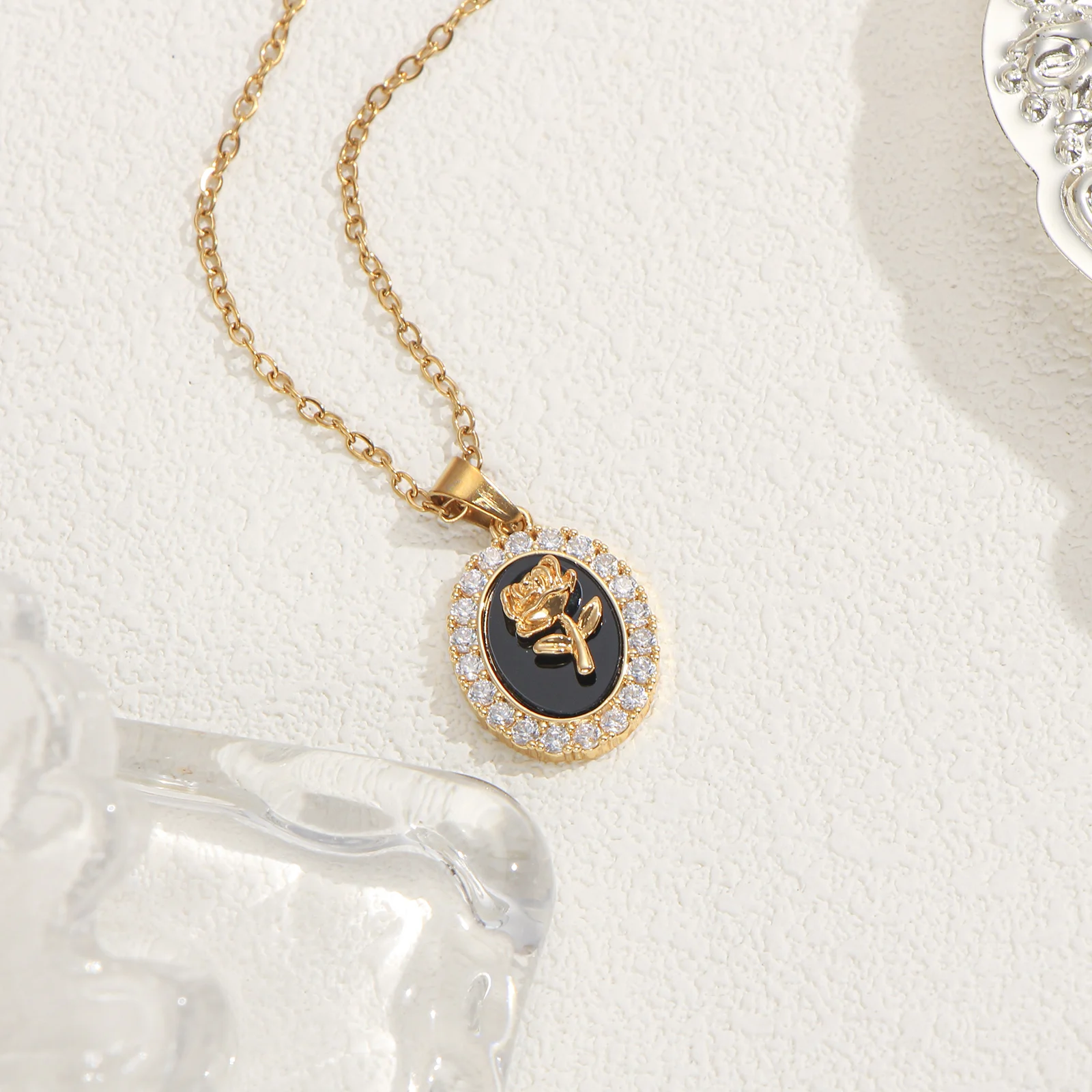 Goldene ovale Halskette mit schwarzem Emaille-Rosenanhänger, Rand mit eingelegtem Zirkonia, Vintage-Schmuck, Geschenk für Frauen