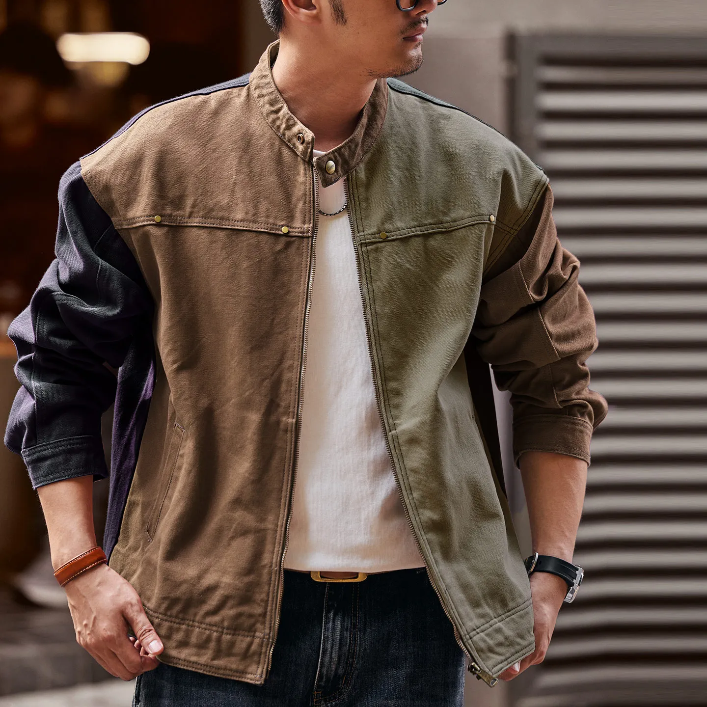 

Новая стильная рабочая куртка с блокировкой цвета и блокировкой цвета от Chao Nan Chun Qiu — свободный и повседневный топ.