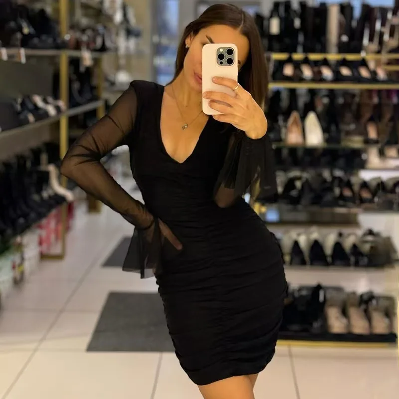 فستان ضيق بفتحة رقبة عميقة على شكل V مع تطريز شبكي وطيات، خصر مرتفع، أكمام طويلة، تنورة قصيرة، قطعة واحدة، أزياء صيفية عصرية