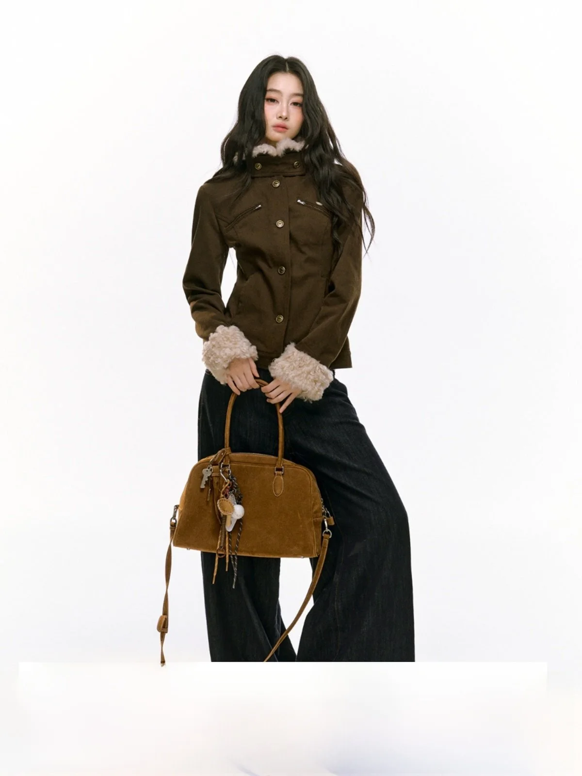 

Куртка RedBling Original Design осенне-зимняя утепленная с коричневым меховым воротником, приталенная, стройнящая, на хлопковой подкладке, женское пальто