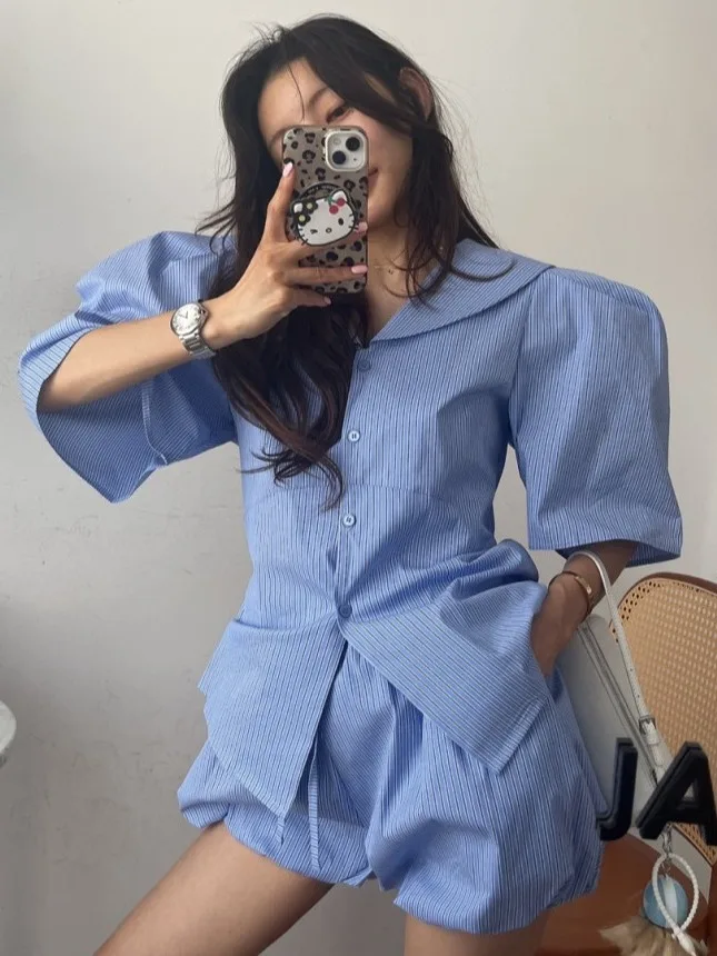 Set atasan dan bawahan wanita musim panas bergaya kasual, motif garis-garis, kerah lipat, kancing, atasan dengan ikat pinggang, celana panjang model bunga, dua potong.