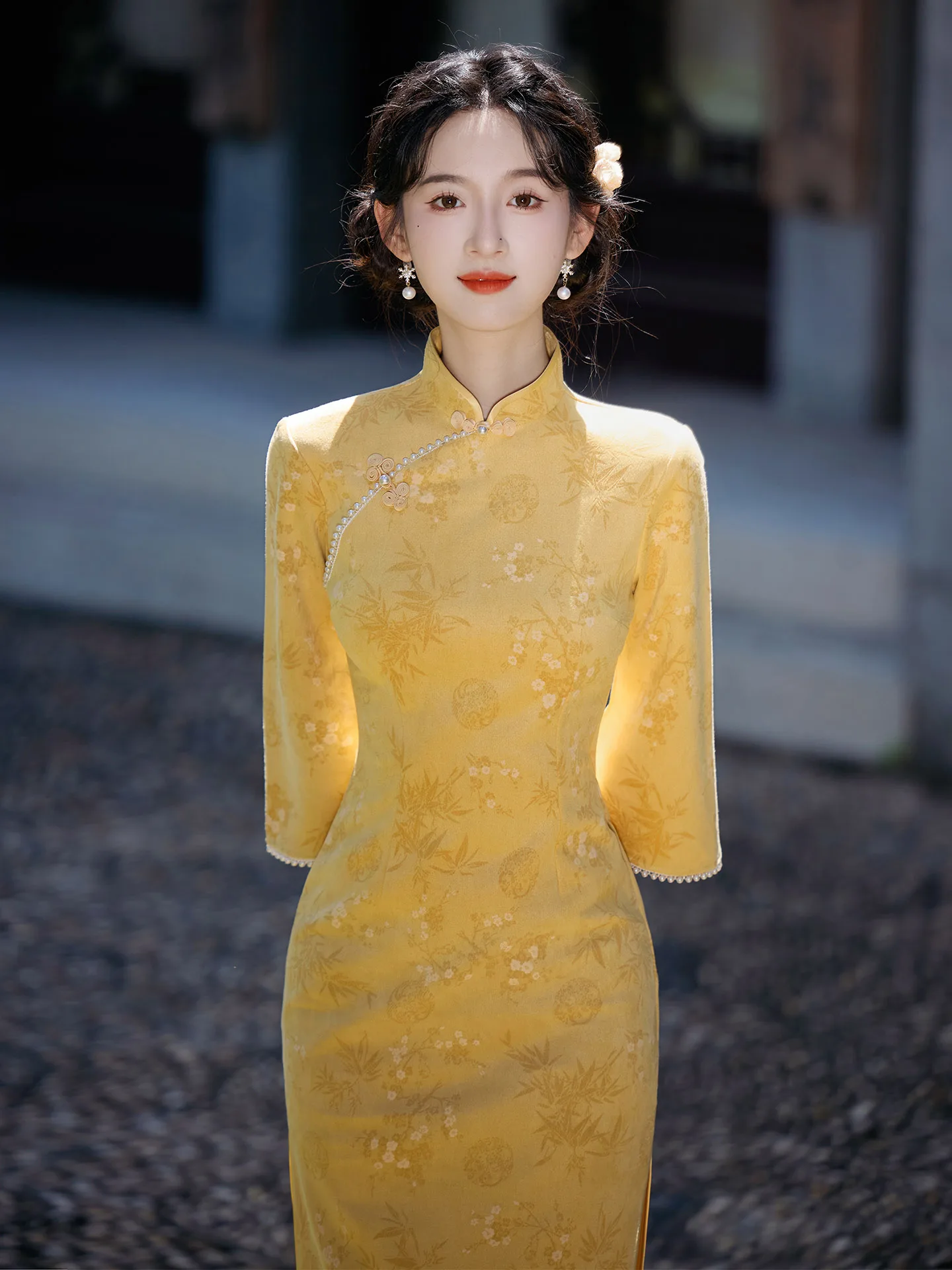 qipao-lungo-giallo-grande-da-donna-in-velluto-di-pelle-di-cervo-nuovo-stile-cinese-elegante-slim-fit-alta-gamma-autunno-inverno-2026