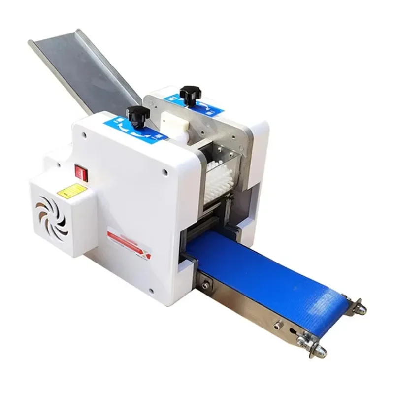 آلة صنع عجينة السمبوسك الصغيرة على سطح الطاولة / آلة صنع غلاف التورتيلا روتي