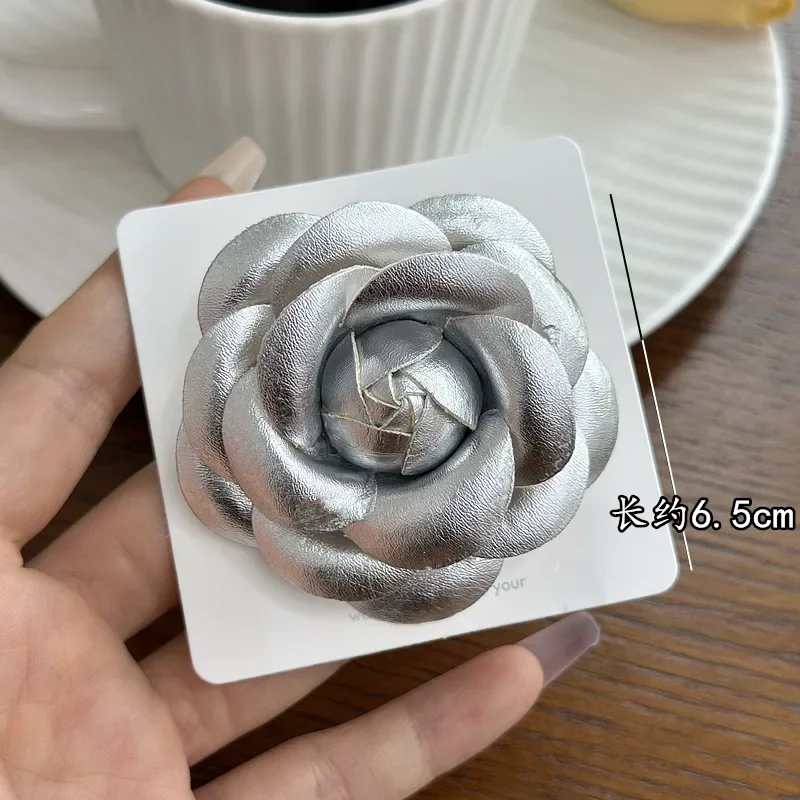 Retro Leather Camellia Flower Brooches for Women Gold and Silver Color Lapel Pin Corsage Fashion Wedding Party Badge Accessories