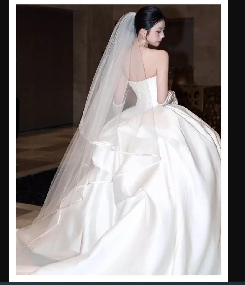 Velo sposa abito da sposa principale bordo avvolgente in raso coda lunga e grande sposa trucco da sposa styling servizio fotografico oggetti di scena per foto