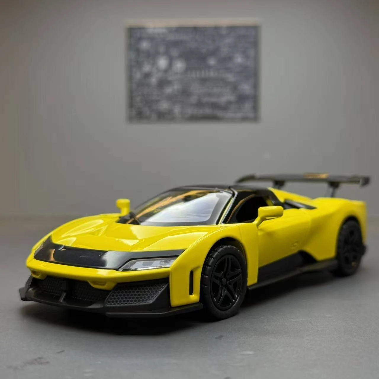 1:32 scale F80 super sports car toy car model living room decoration ornaments holiday birthday gift collection