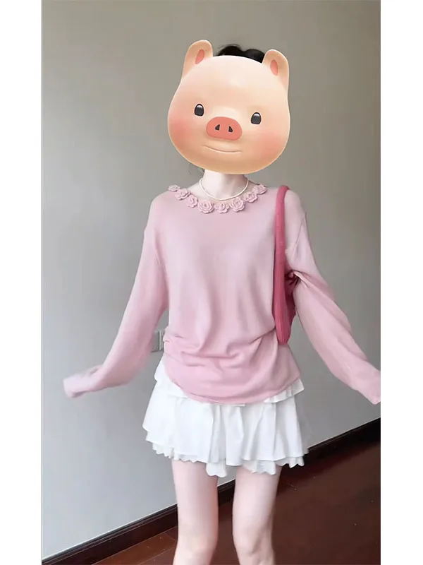 

Изысканный осенний комплект из двух предметов: эксклюзивный женский топ с 3D-цветами и двухслойная юбка. Модный повседневный наряд.