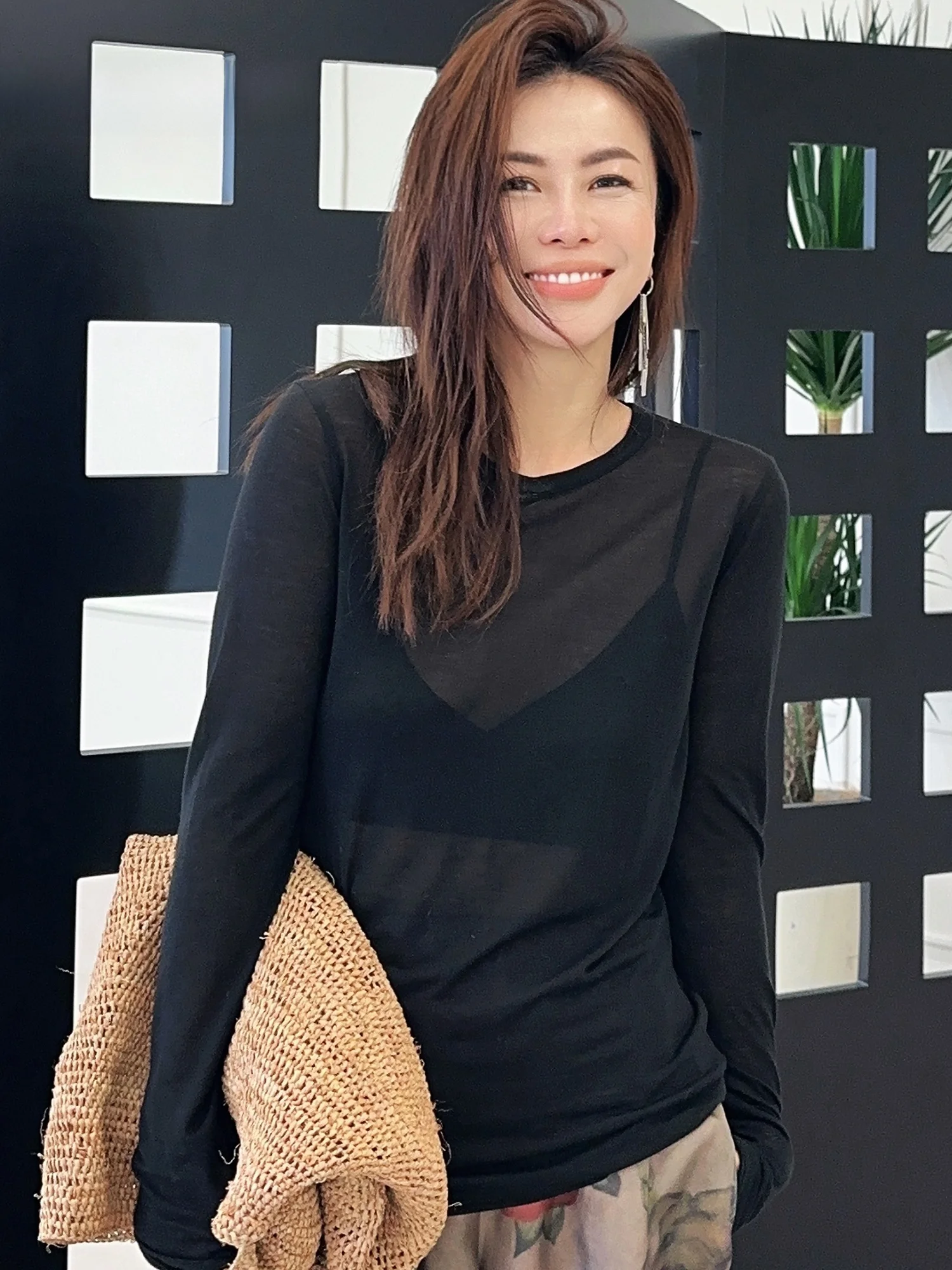 

Женская шелковая футболка Tang Jialing Sister "Soft Secret Rhythm" с V-образным вырезом и бретелями, модель BDFBF003EK, классический крой, длинный рукав.