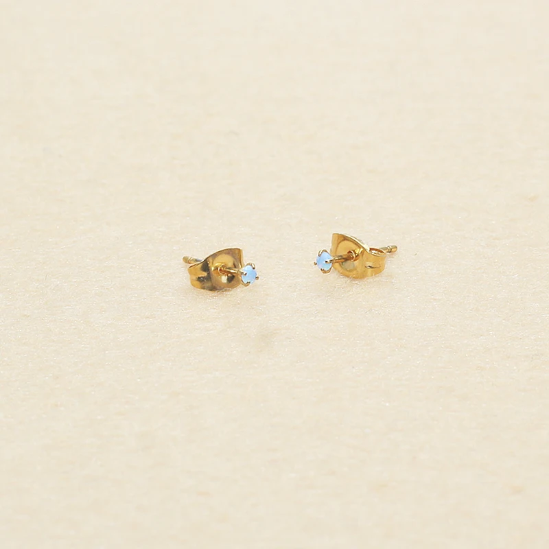 Minimalistische Ohrstecker aus Edelstahl mit 2 mm Nami-Zirkonia, trendige Ohrringe, Nadelstärke 0,8 mm, vakuumplattierter Schmuck – Detail 3