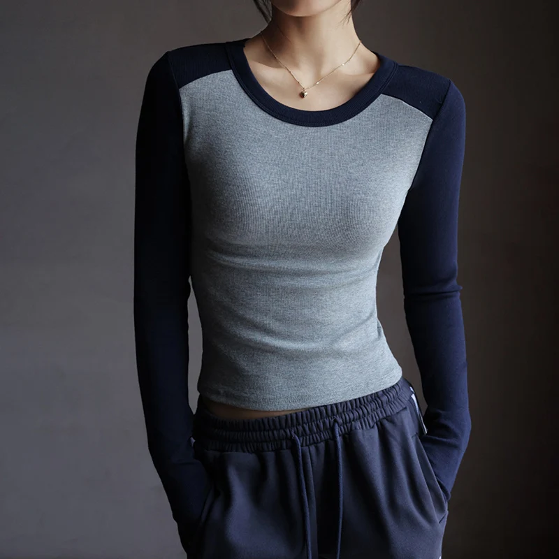 Damska koszulka bazowa z kontrastowym dekoltem O-neck, modny design, obcisła bluzka w stylu koreańskim streetwear z odkrytym ramieniem, nowość na jesień 2025.