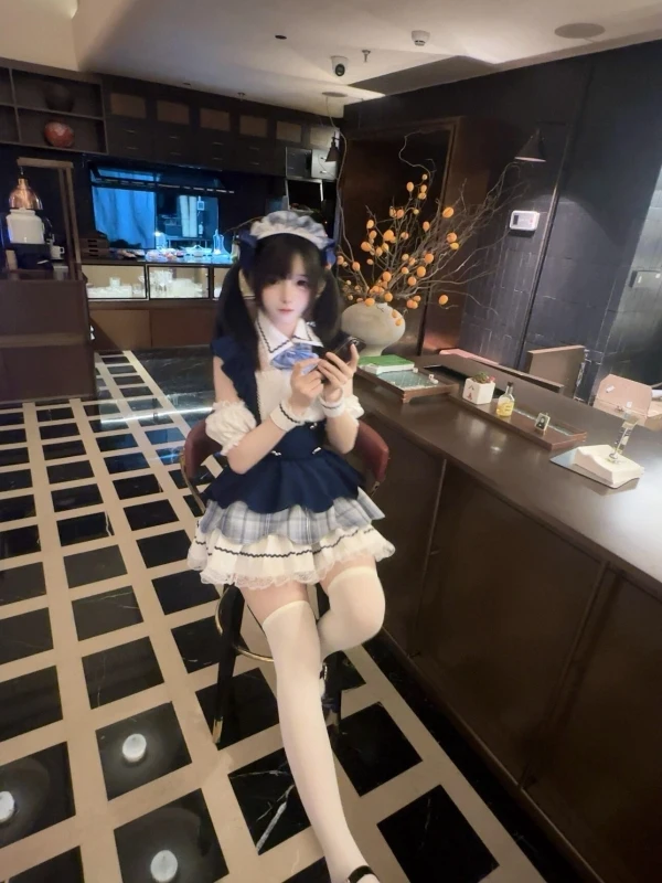 

Японский сладко-острый комплект для косплея в стиле Лолита: топ с кружевными пышными рукавами и открытыми плечами, а также пышная юбка-тортик.