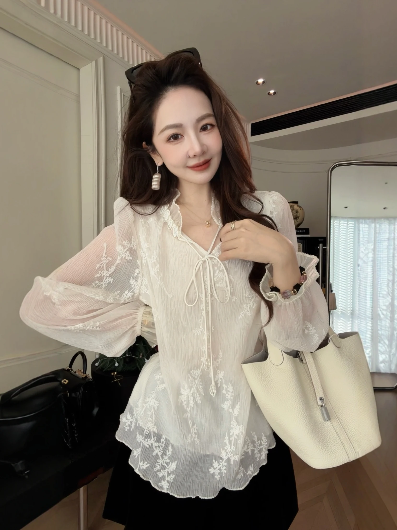 

PINZIKO Gentle Sle Long Sve irt Lace Patchwork Rabbit Pattern Women's Loose Fit Polyester V-ne Printed Blouse