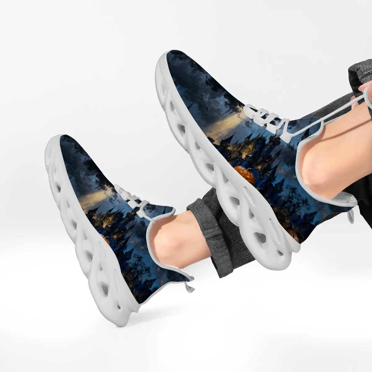 أحذية كاجوال مسطحة للزوجين كبيرة الحجم مع نعال بيضاء برباط للهالوين نمط رعب داكن نعل ناعم أحذية رياضية لجميع المواسم