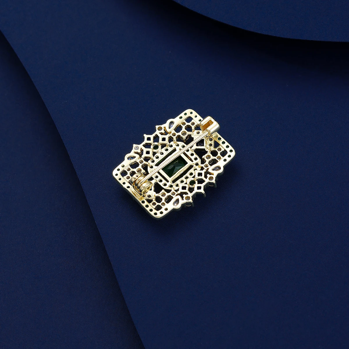 SUYU Fashionable Craftsmanship Imitation Of Emerald Rectangular Color Matching Sparkling Zircon Micro Inlaid Clothing Pin Gift