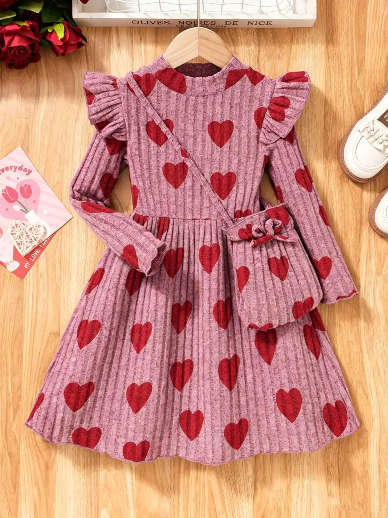 (154) Simple and Soft Knitted Fabric Dress for Little Girls, Featuring a Heart Design, Paired with a Small Bag with Exquisite Design, Comfortable and Warm, Showcasing Elegance, Perfect for Outings or Holiday Photos, Instantly Transforms into a Little Lady. Suitable for Little Girls Aged 4-7 Years Old.