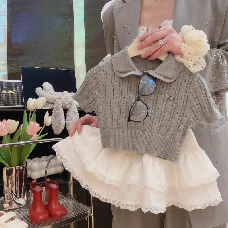

Новый летний комплект 2026 года для девочек: вязаный топ с коротким рукавом и кружевным воротником в университетском стиле и модная короткая юбка с кружевом