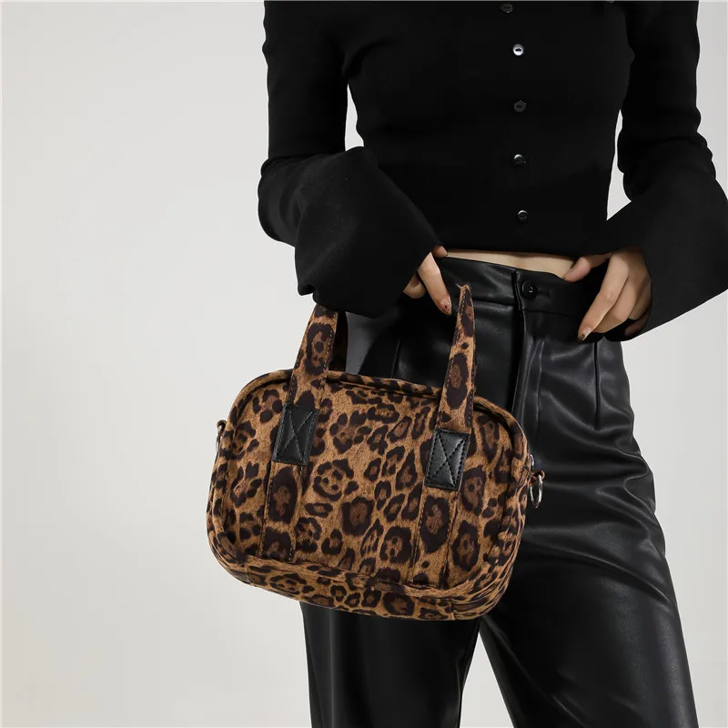 Women's Bag Retro Portable Pillow Bag 2025 Autumn New High-end Versatile Fashion Shoulder Messenger Bag image 4