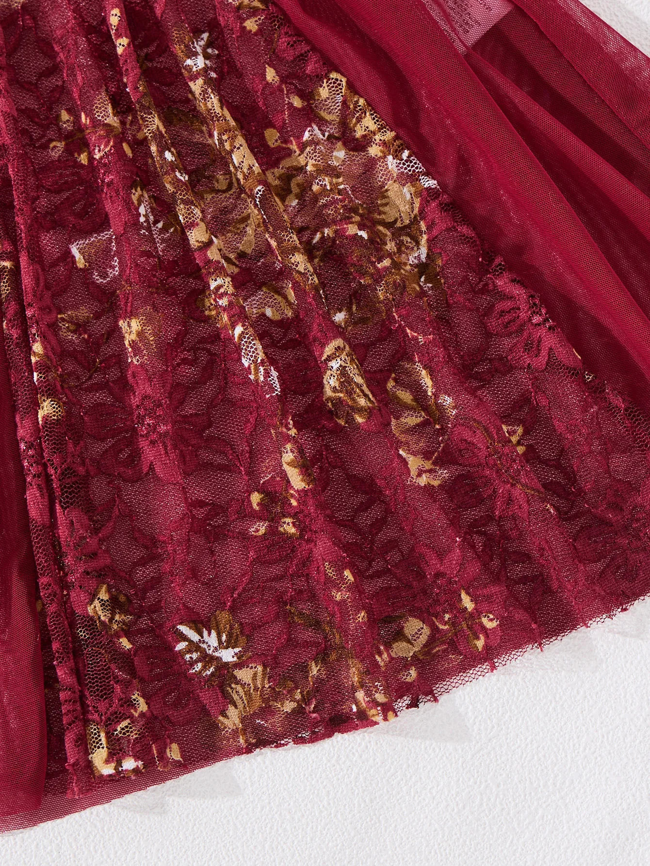 빨간색 섹시한 잠옷, 매혹적인 매력을 발산하며, 일상적인 가정 생활에 매력적인 터치를 더해주는 오픈워크와 레이스 트리밍이 특징입니다.