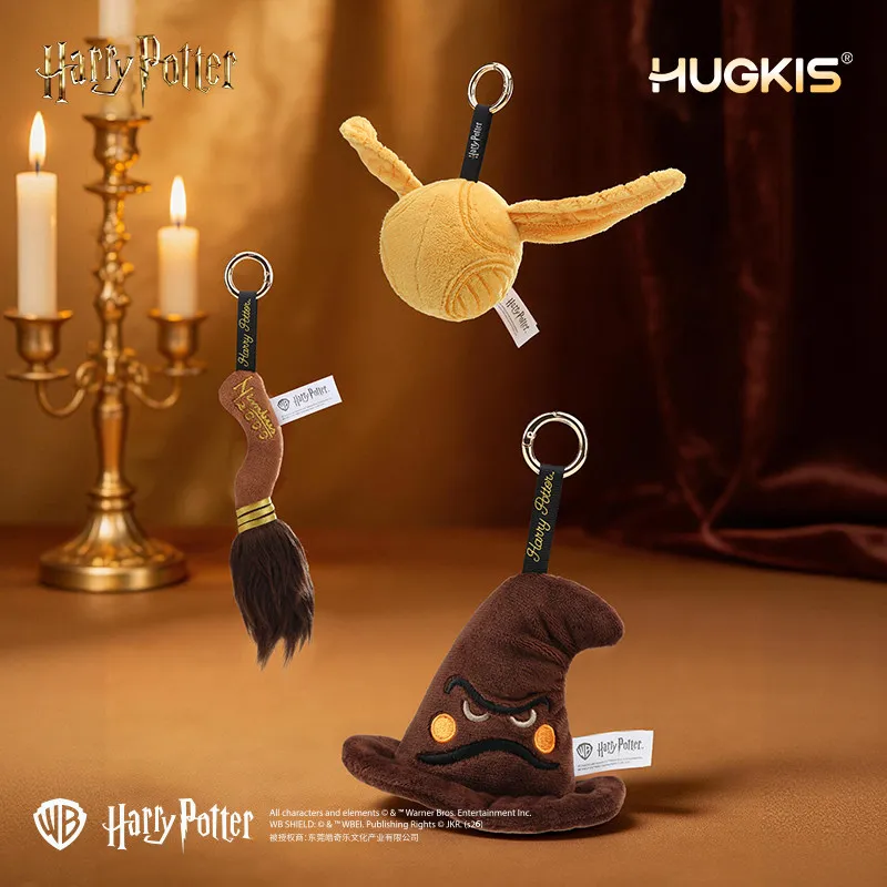 HUGKIS Llavero de Peluche de la Snitch Dorada de Harry Potter, Llavero de la Escoba Voladora y del Sombrero Seleccionador, Juguete Periférico, Regalo de Cumpleaños y Navidad