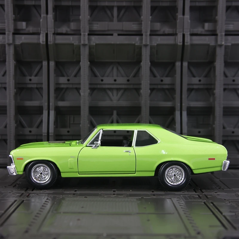Maisto 1:24 simulation Chevrolet Nova SS 1970 alloy car model doors on both sides that can be opened  finely crafted