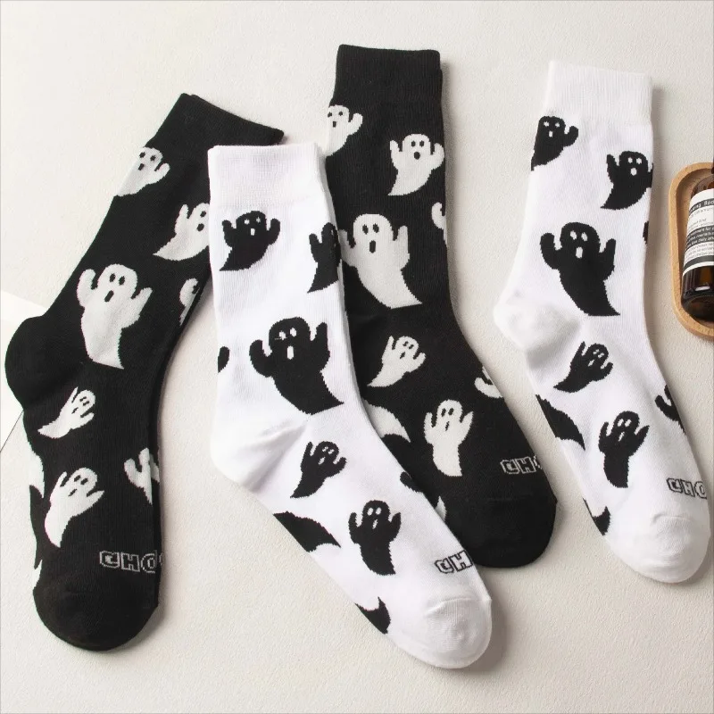 

1 пара черно-белых длинных носков с забавным принтом призраков, мужские модные носки унисекс на Хэллоуин, осенне-зимние милые носки средней длины с героями мультфильмов