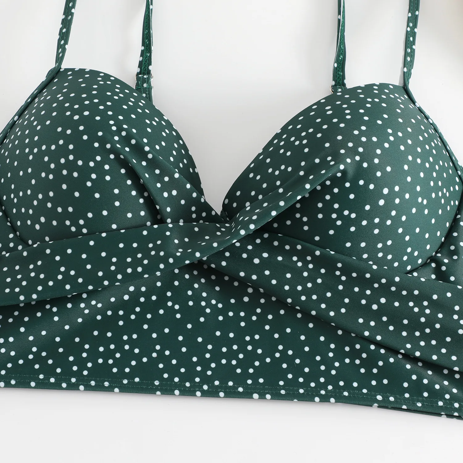 Ensemble Bikini à pois vert foncé pour femmes, haut croisé sur le devant avec jupe inférieure pour les vacances à la plage, maillot de bain