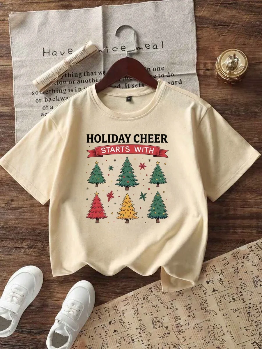 「HOLIDAY CHEER STARTS WITH」のクリスマスツリー柄がプリントされた、ファッショナブルで多用途な女性用ピュアコットンTシャツです。