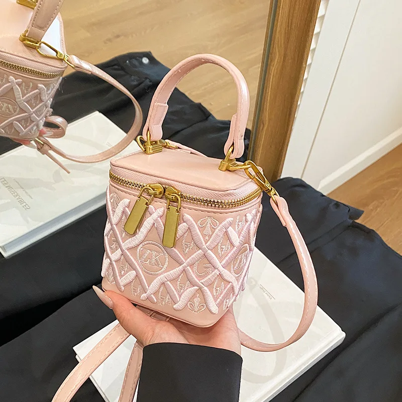 

Chic Quilted Square Purse, Versatile Box Crossbody Bag for Women, Fashionable Shoulder Bag & Luxury Handheld Accessory