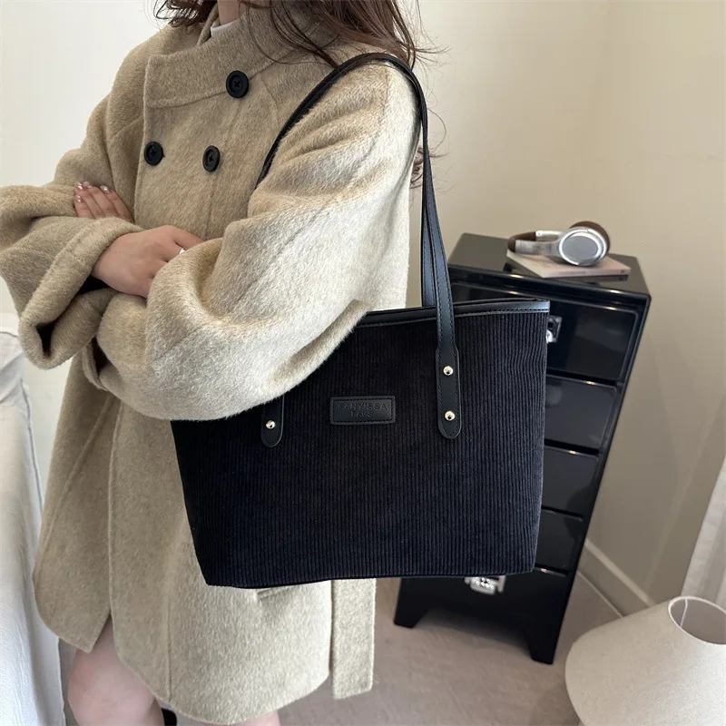 

Large-Capacity Luxury Light Tote 2025 Winter - Women's High-End, Single-Shoulder/Armpit, Fashionable Style