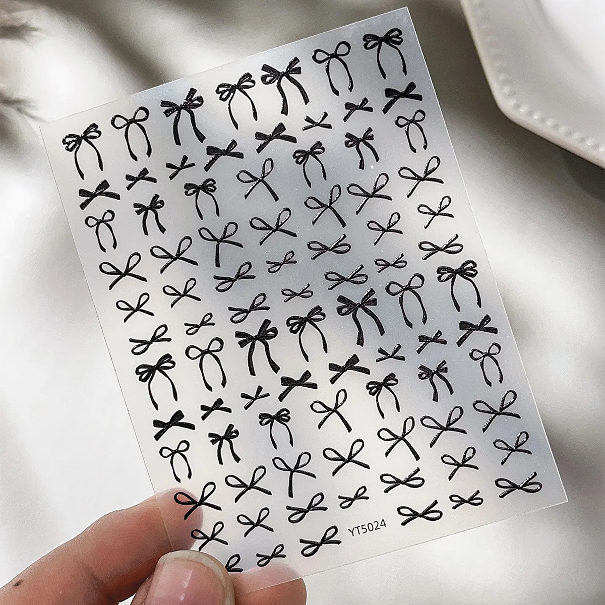 1 シート 3D 蝶ネクタイネイルステッカー - カラフルなシルクリボンデザイン、粘着裏地付きエレガントなネイルアートデカール