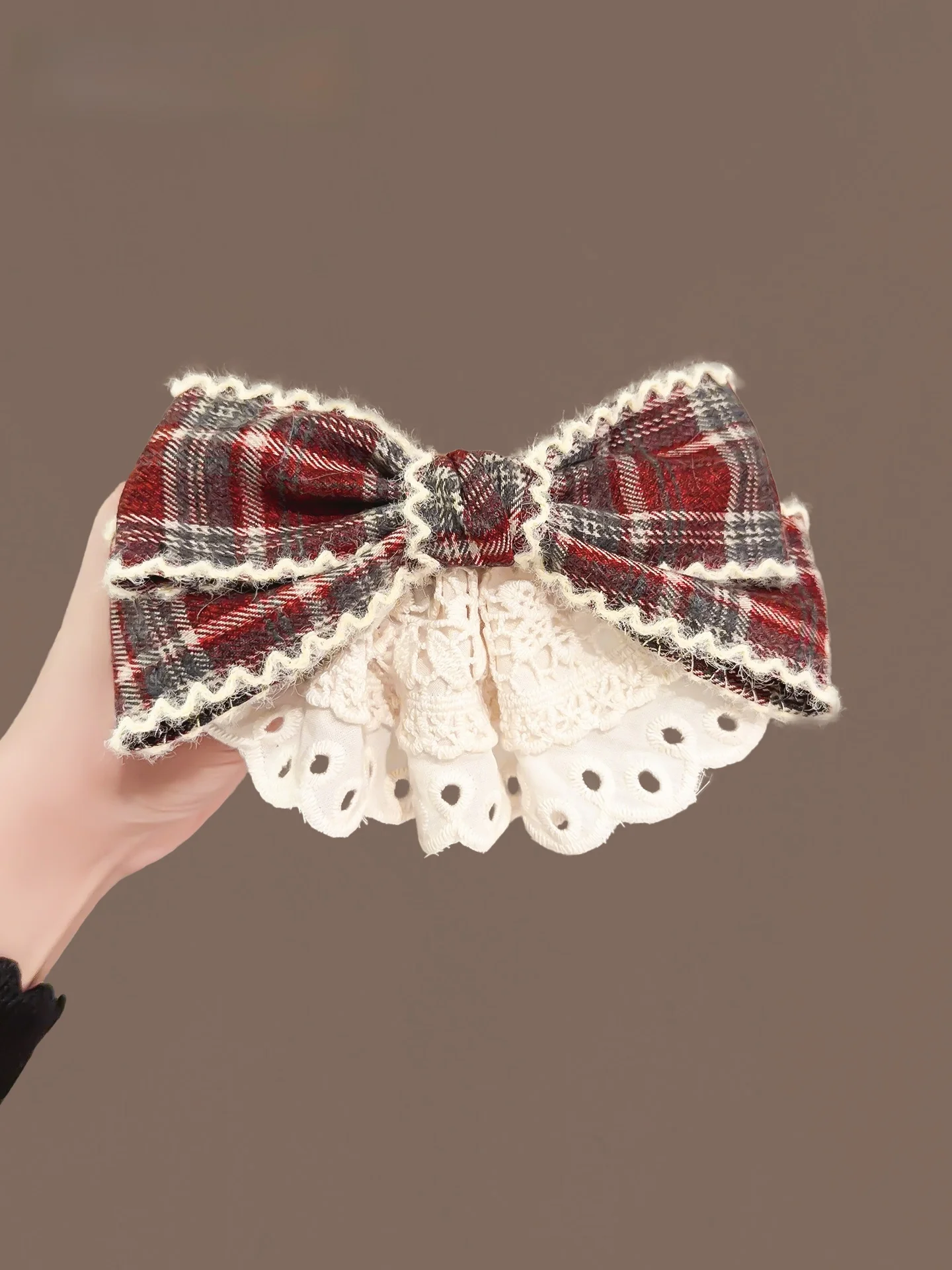 presilha-de-cabelo-fena-nova-colecao-primavera-verao-2026-com-laco-borboleta-de-renda-tartan-acorio-de-cabelo-estilo