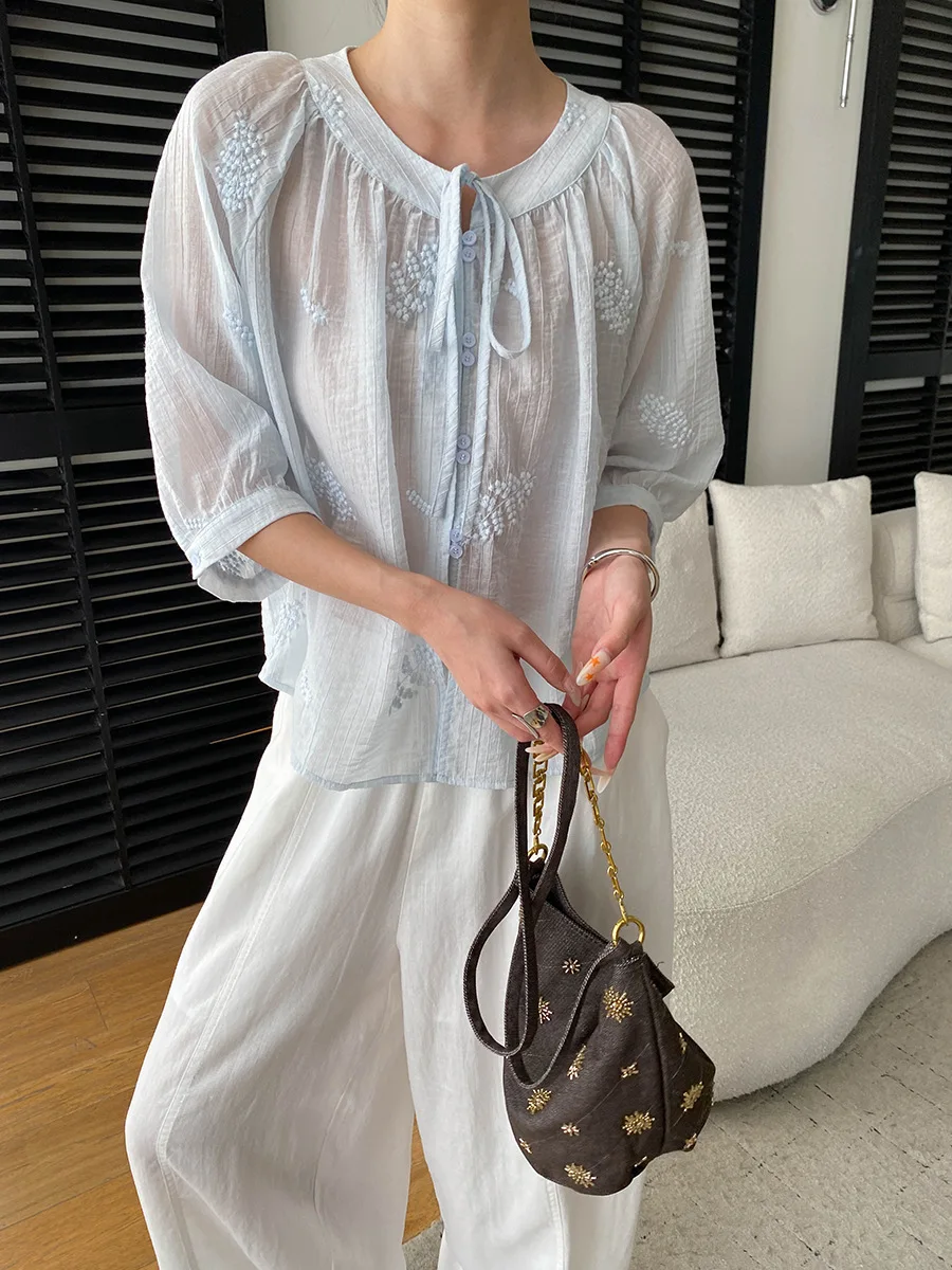 Sommerliches Damen-Shirt in unifarbenem Design mit aufwendiger Stickerei, Rundhalsausschnitt, Schnürung, lockerer Passform und leicht transparentem Stoff. – Detail 12