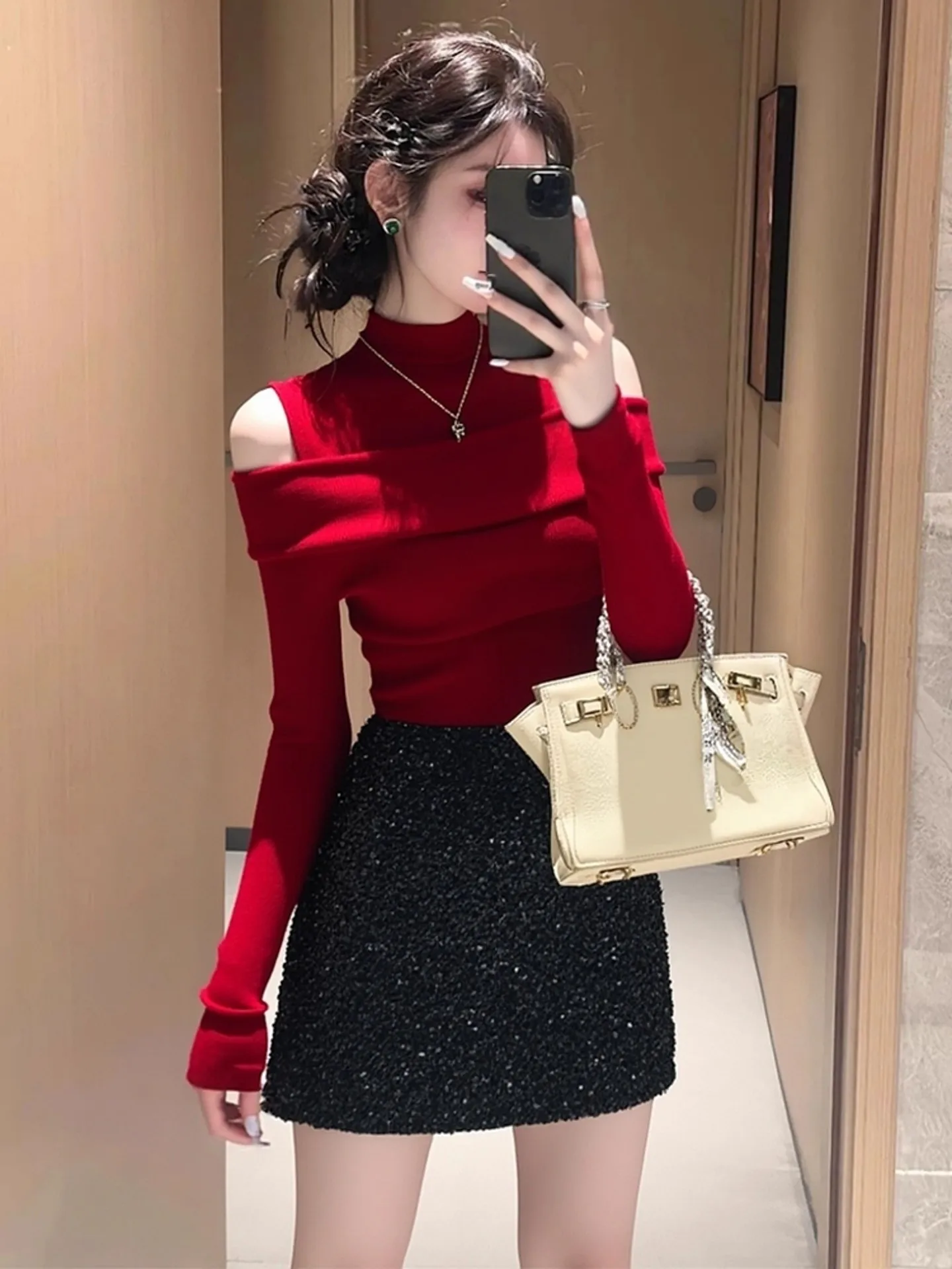 

Красная уникальная вязаная кофта с открытыми плечами и высоким воротником, женская базовая кофта для ношения под одеждой, весенняя коллекция, специальная серия Sweet and Spicy Girl Beauti