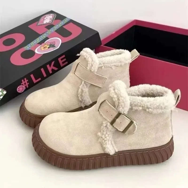 

Зимние короткие сапоги на толстой подошве, с добавлением изоляции и толстой снежной хлопчатобумажной подкладкой, нескользящие лоферы.