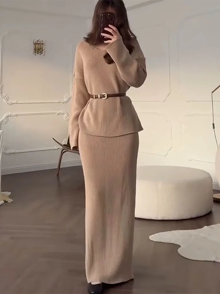 طقم كلاسيكي بلون سادة برقبة على شكل حرف V للسيدات بقصة ضيقة قريبة من الأرداف وتنورة طويلة + طقم سترة لطيفة