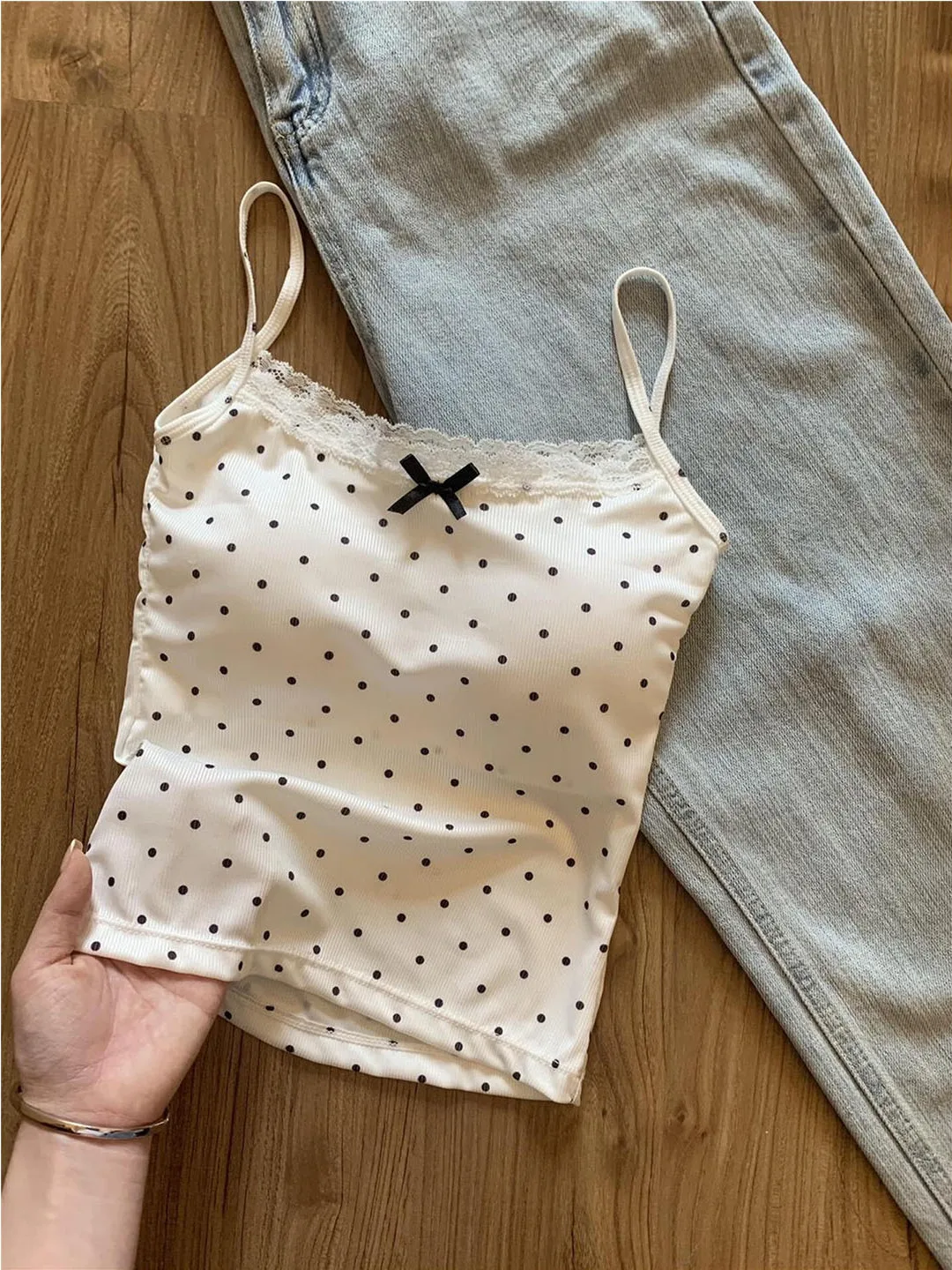 

Женский облегающий топ в горошек на бретельках с подкладкой для груди, можно носить как самостоятельную вещь, скрывает боковые выпуклости.