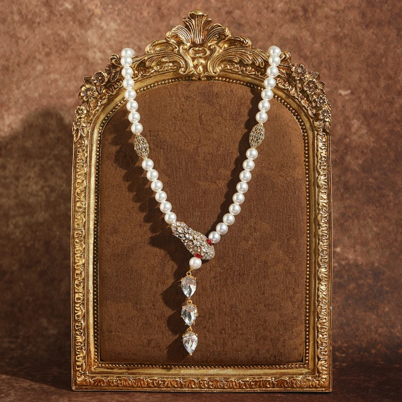 

Vintage Snake Head Pearl Necklace Woman Pendant Gold Color Wedding Bridal Accessories 2026 New Luxury Designer Crystal Jewelry