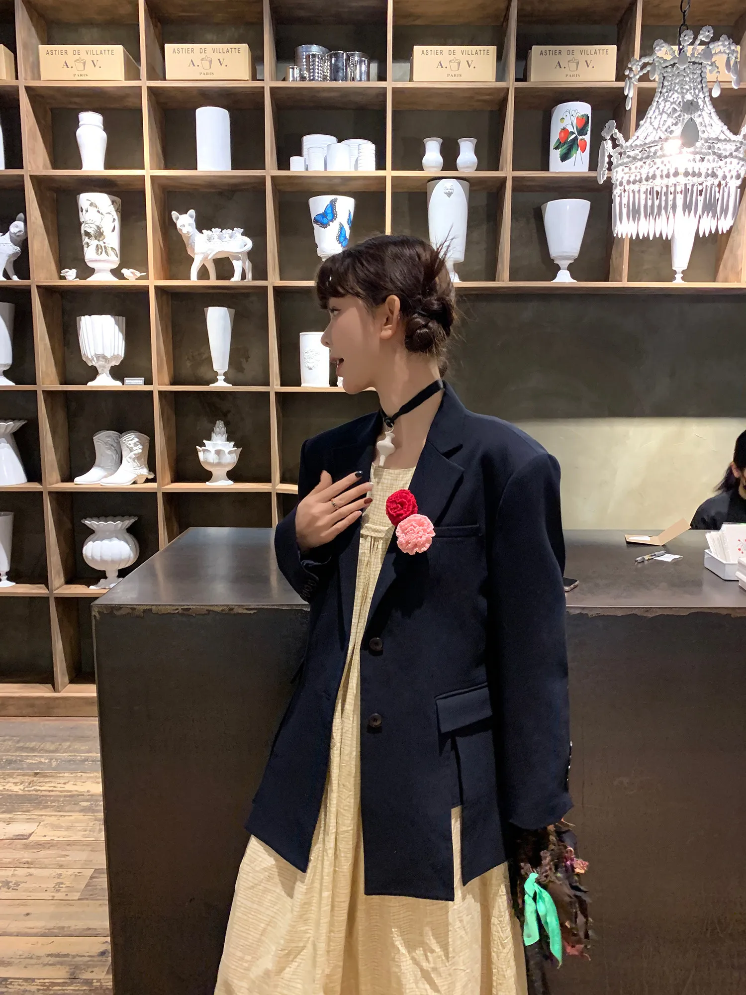 

Шерстяной костюм Le Rouge Zhou Meimei: элегантный пиджак из шелка и шерсти глубокого синего цвета с разрезами спереди и сзади