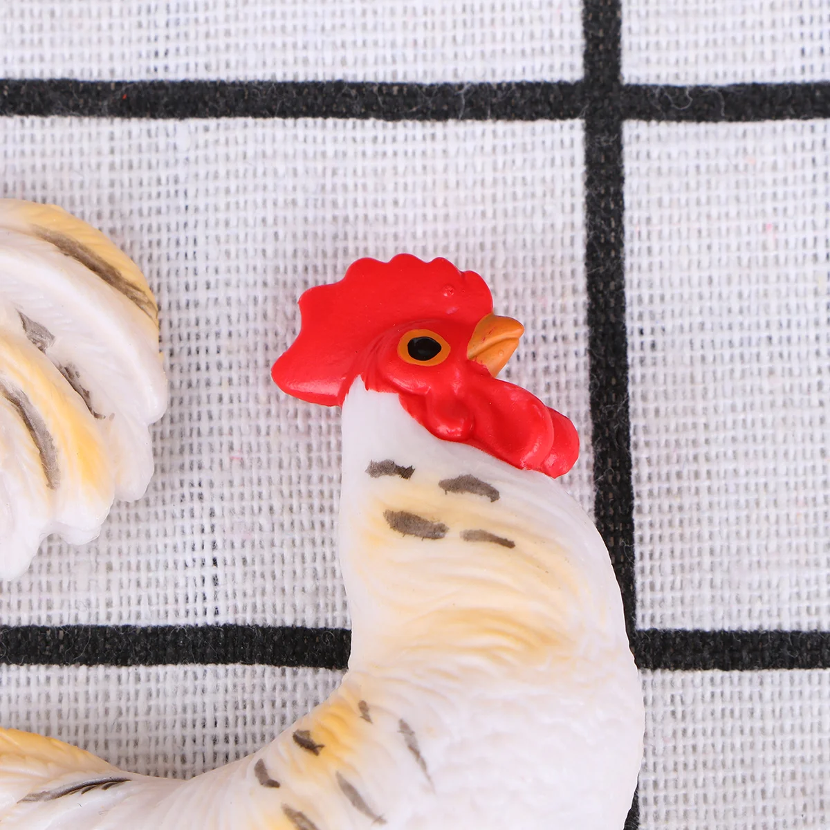 

2Pcs Artificial Chicken Artwork Hard Surface Decorative Ornament for Indoor Home Office Living Space Animal