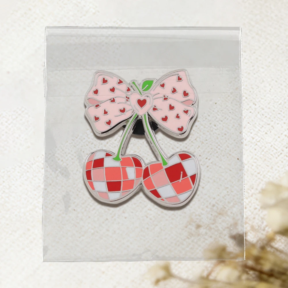 Niedliche karierte Kirschschleife Emaille-Brosche, rosa herzförmiges süßes Frucht-Abzeichen, Kawaii-Modeaccessoire, Valentinstagsgeschenk – Detail 14